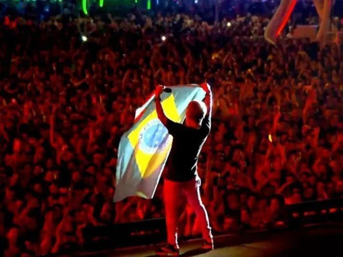 Arnel Pineda estendeu a bandeira do Cruzeiro durante show no Rock in Rio