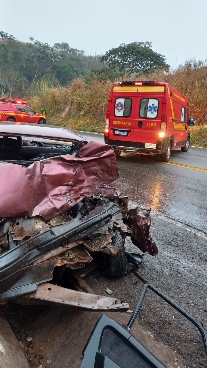 Acidente grave na BR-381 deixa ferido e fecha rodovia na Grande BH