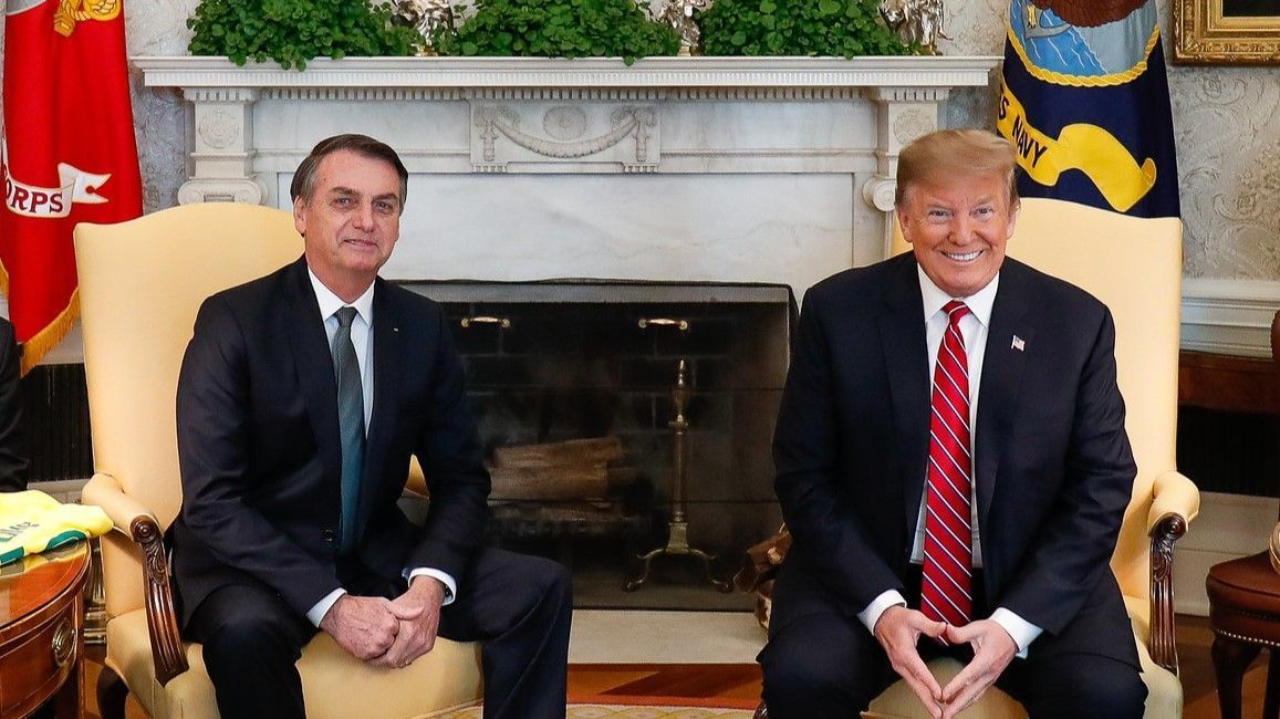 Após tornozeleira, Trump pode investir em sanções militares contra o Brasil