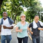 Caminhar é ótimo depois dos 60 anos, mas especialistas recomendam praticar este exercício