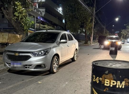Dois suspeitos de roubos são presos com carros roubados e arma após perseguição em BH