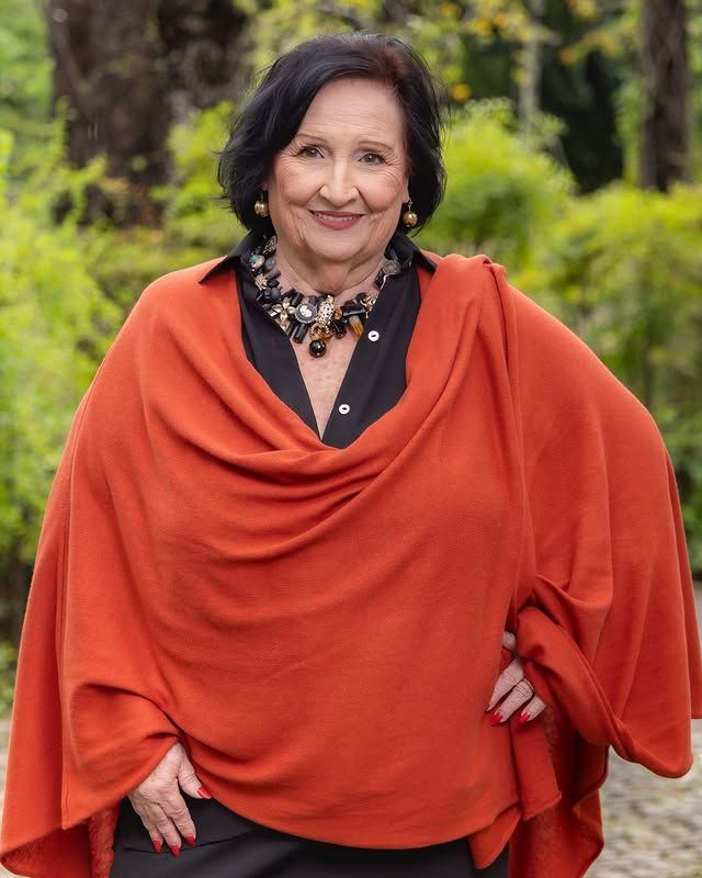 Mãe de Paulo Gustavo, Dona Déa tem data para retornar à TV após cirurgia e internação