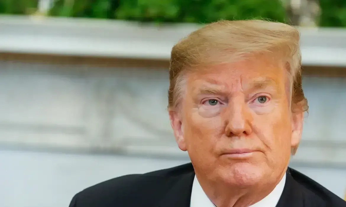 Trump aplica taxa de US$ 100 mil para pedidos de visto; Gold Card custará US$ 1 milhão