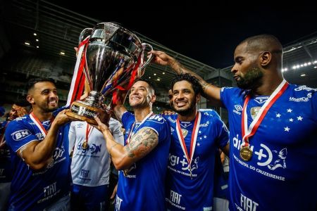 Dedé (dir) celebra título do Campeonato Mineiro pelo Cruzeiro