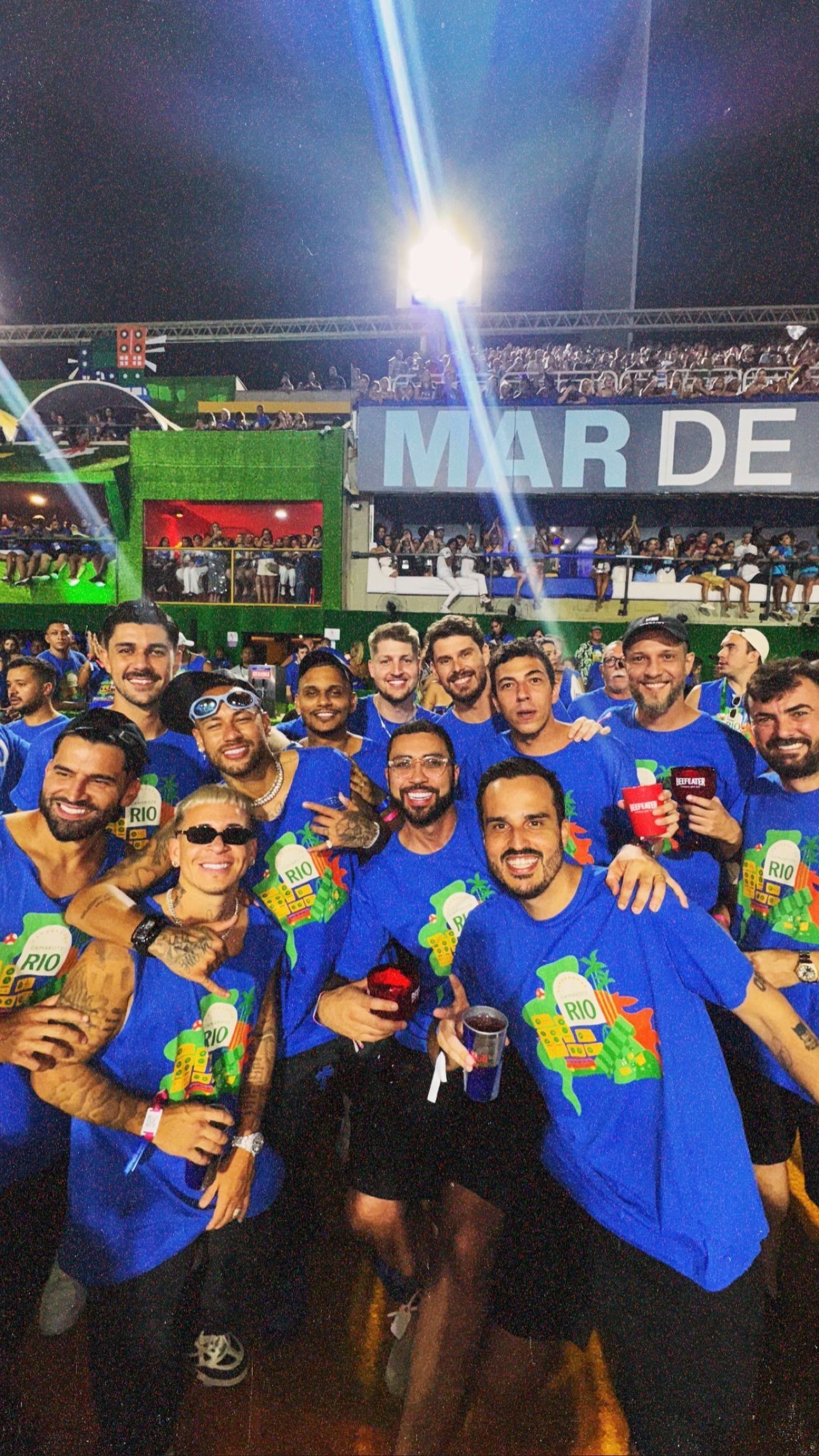 'Dibrou': Neymar muda roteiro e curte Carnaval em camarote da Sapucaí