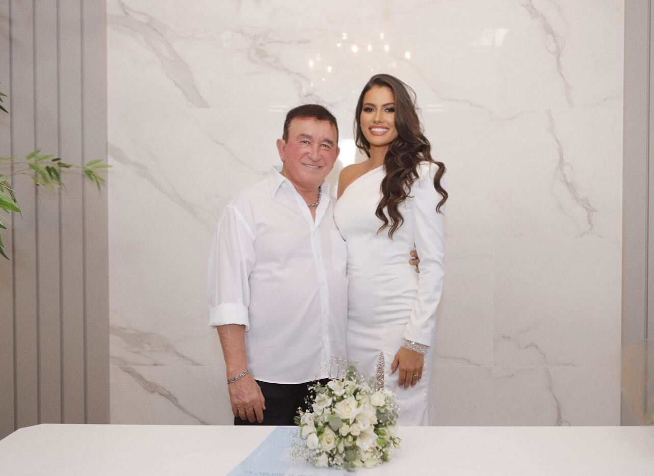 Amado Batista e Miss aparecem em clima de romance durante jogo de futebol