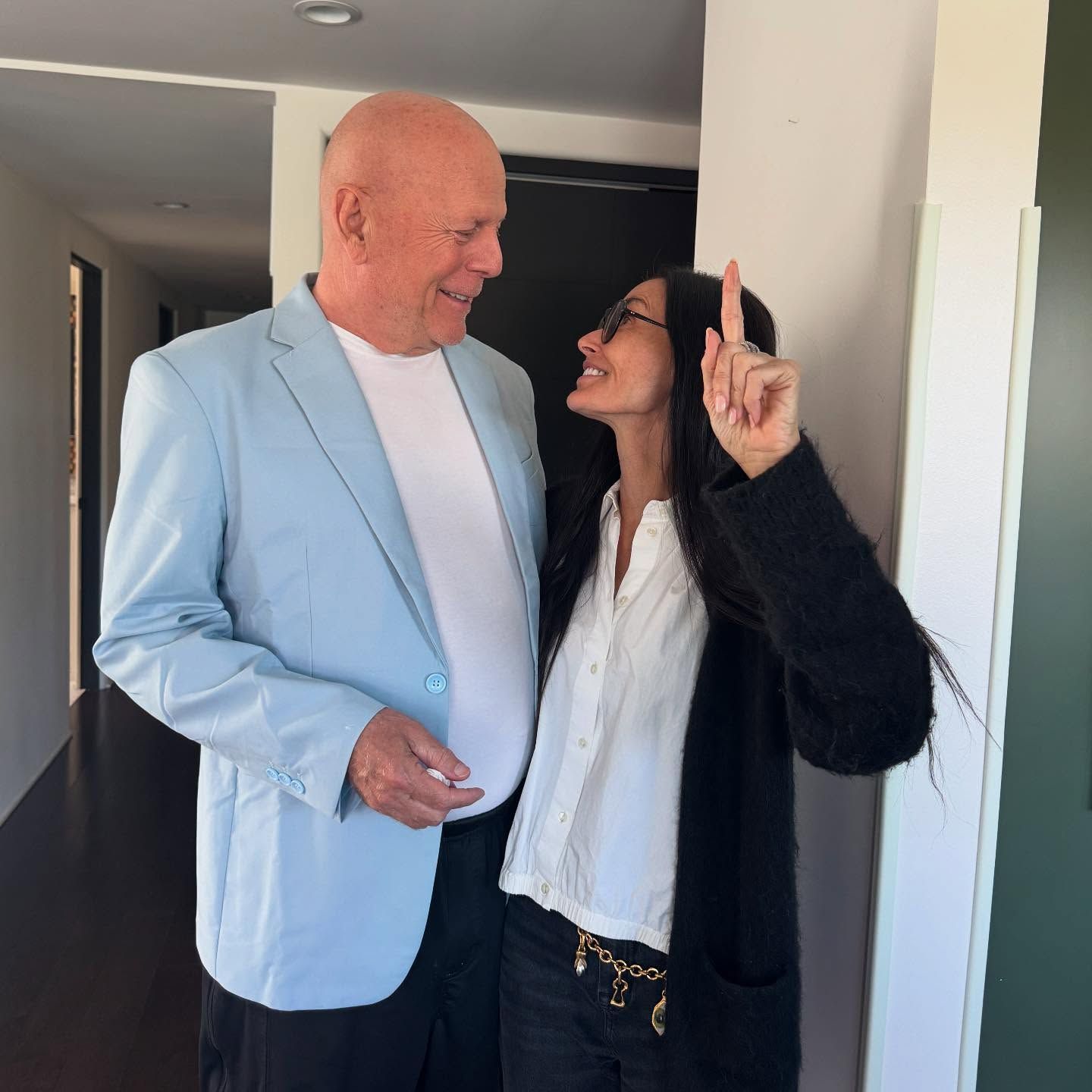 Ex-casal, Demi Moore e Bruce Willis dançam juntos em aniversário