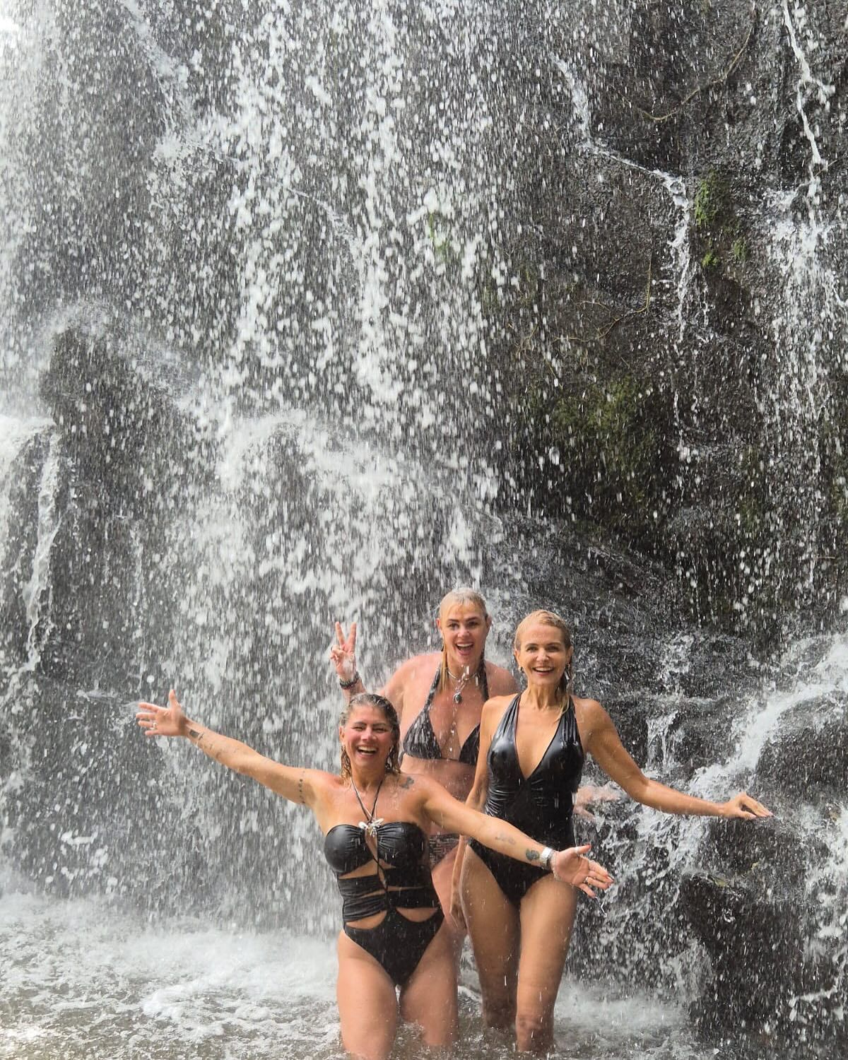 Ex-paquitas curtem banho de cachoeira em ponto turístico de MG