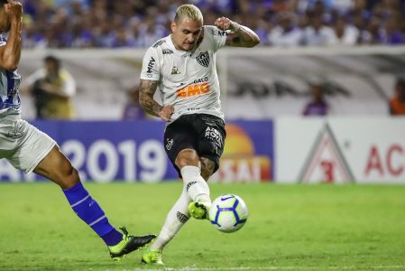 Vina em campo pelo Atlético, em 2019