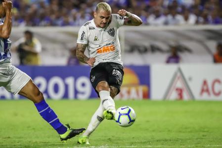 Vina em campo pelo Atlético, em 2019