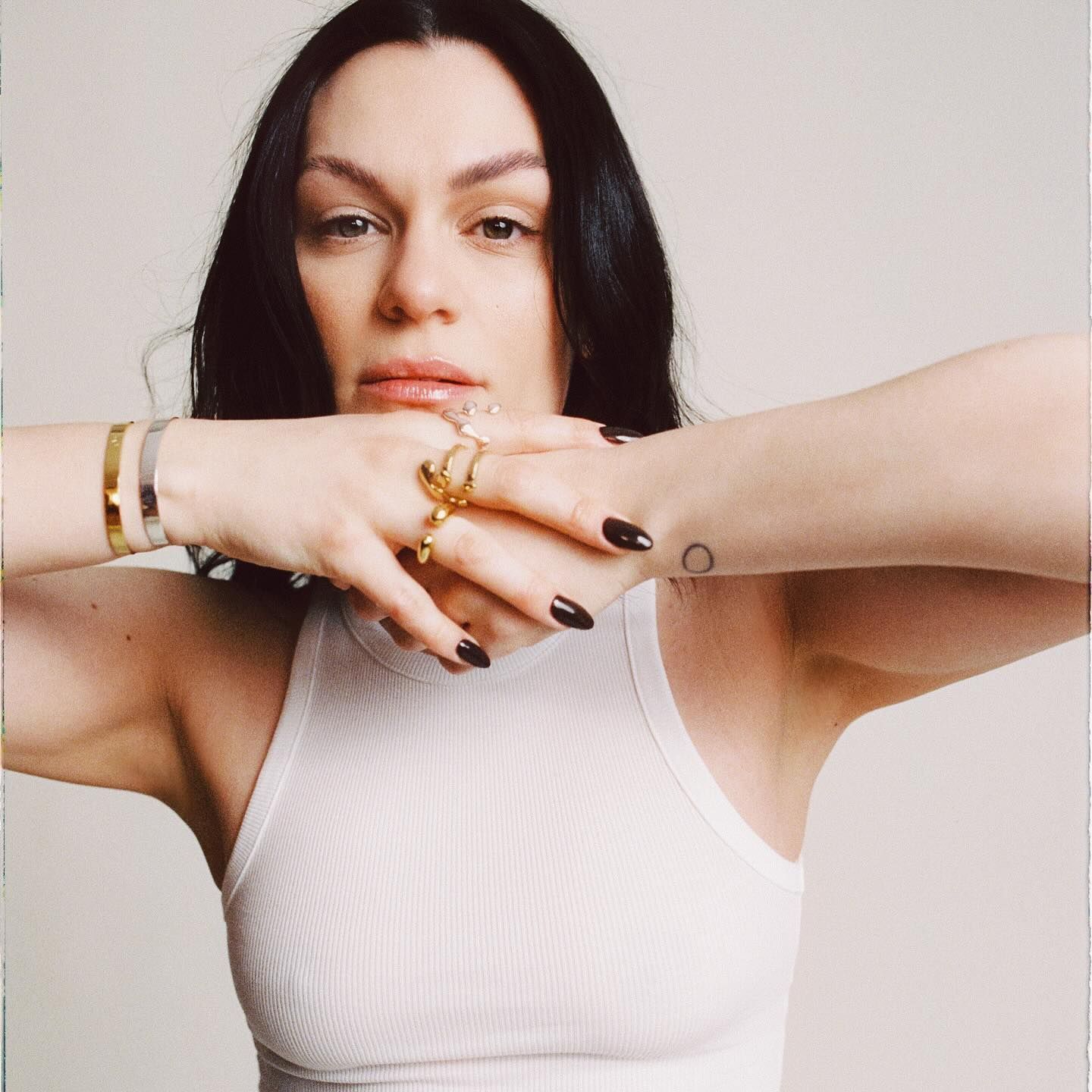 Jessie J atualiza estado de saúde após cirurgia para tratar câncer de mama