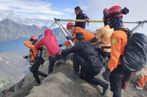 Alpinistas sobem Monte Rinjani, na Indonésia, para reforçar resgate de brasileira, diz família