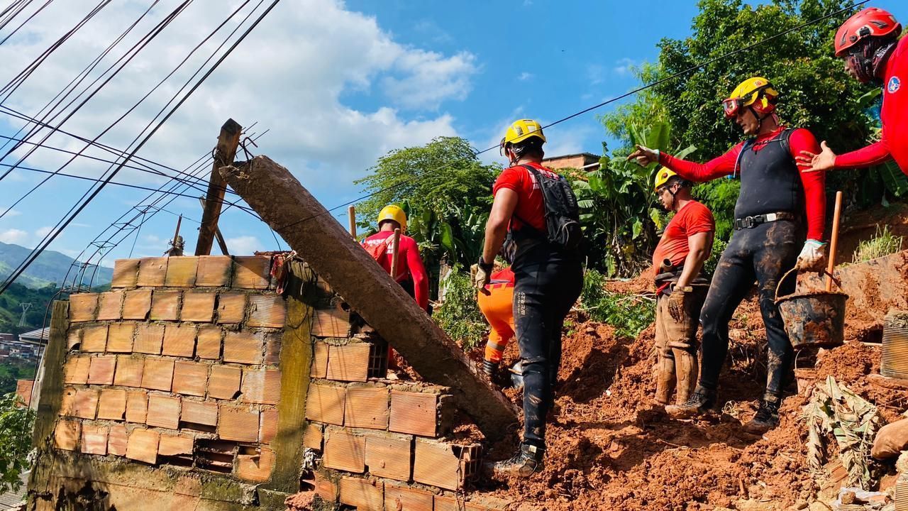 Chuvas em Ipatinga: bombeiros encontram corpo de 10° morto após soterramentos