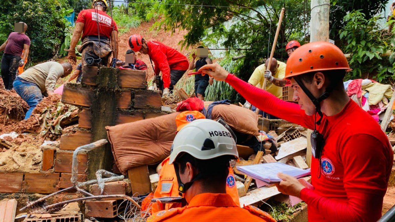 Bombeiros retiram corpos de vítimas soterradas em Ipatinga: cidade tem 9 mortes