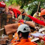 Bombeiros retiram corpos de vítimas soterradas em Ipatinga: cidade tem 9 mortes
