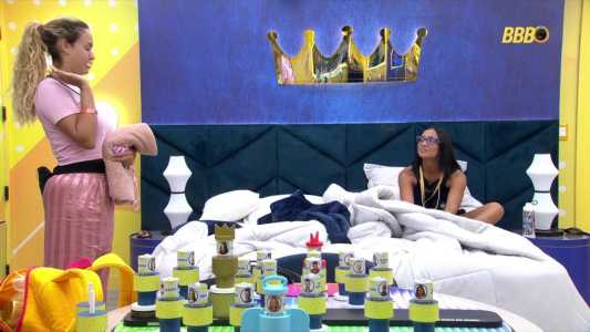 Sarah e Maxiane conversam sobre o jogo
