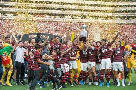 Time do Flamengo erguendo a taça da Libertadores de 2019