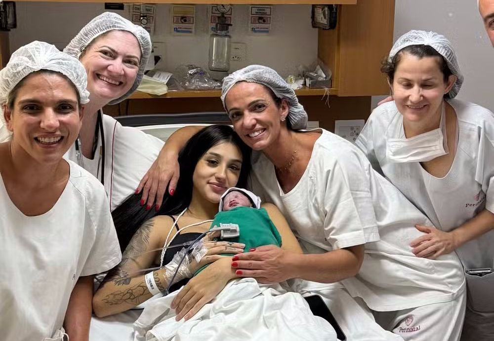 Bia Miranda deixa maternidade com barriga à mostra enquanto filha segue na UTI