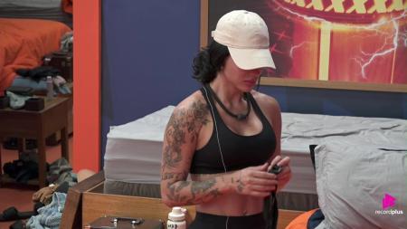 Rayane fica emocionada em A Fazenda 17