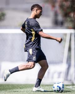 David Nogueira em treino com o profissional do Santos
