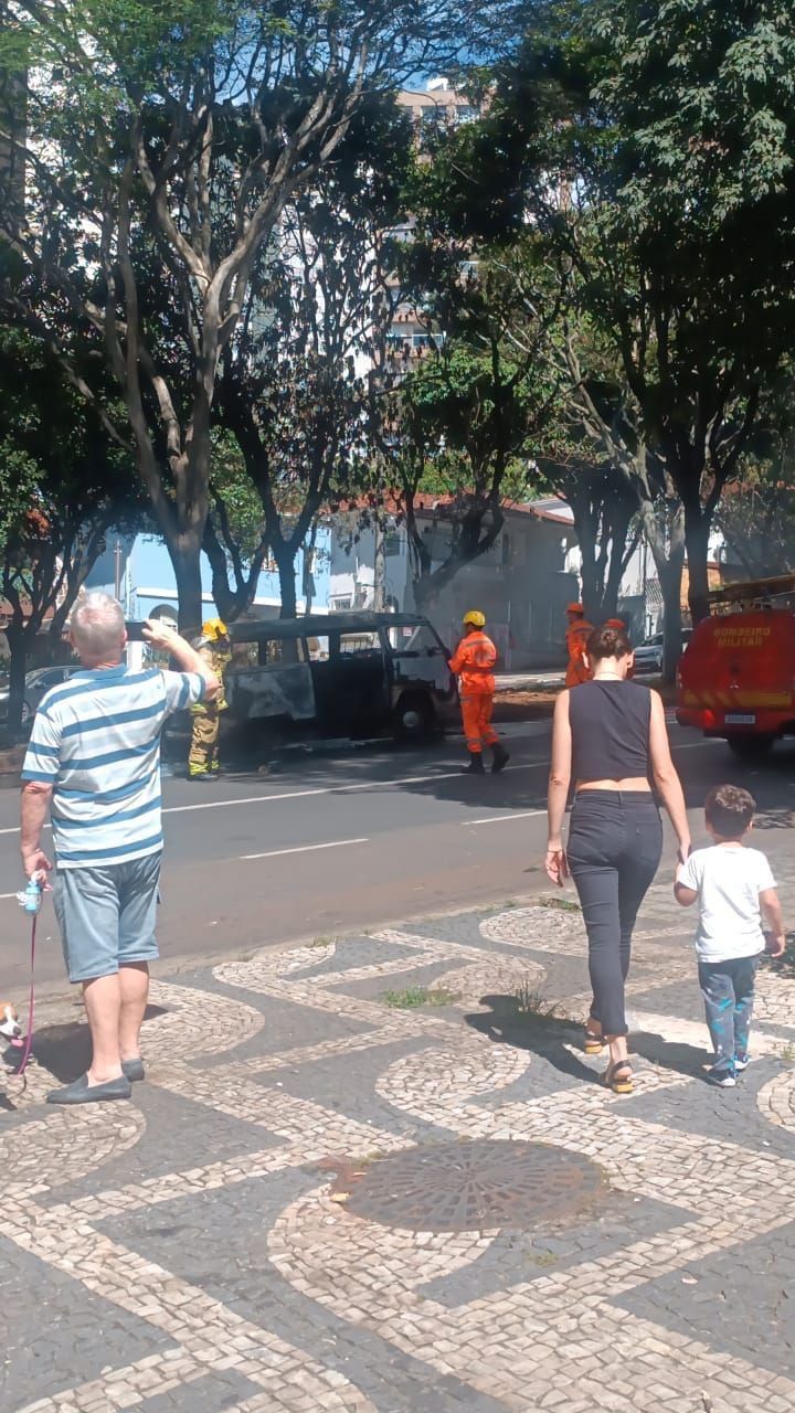 Kombi pega fogo e explode na Av. Afonso Pena, em BH