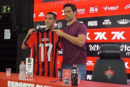 Aitor Cantalapiedra ao lado do executivo de futebol Gustavo Vieira