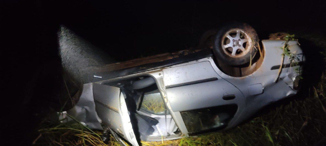 Homem morre em capotamento de carro próximo a Lagoa da Prata (MG)