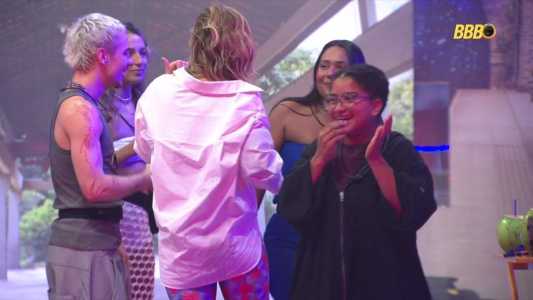 Milena chega à Festa do Líder e é recebida por aliados