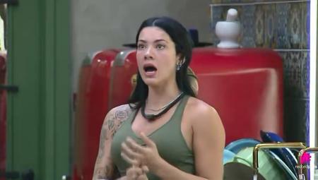 Imagens da briga entre Rayane e Saory