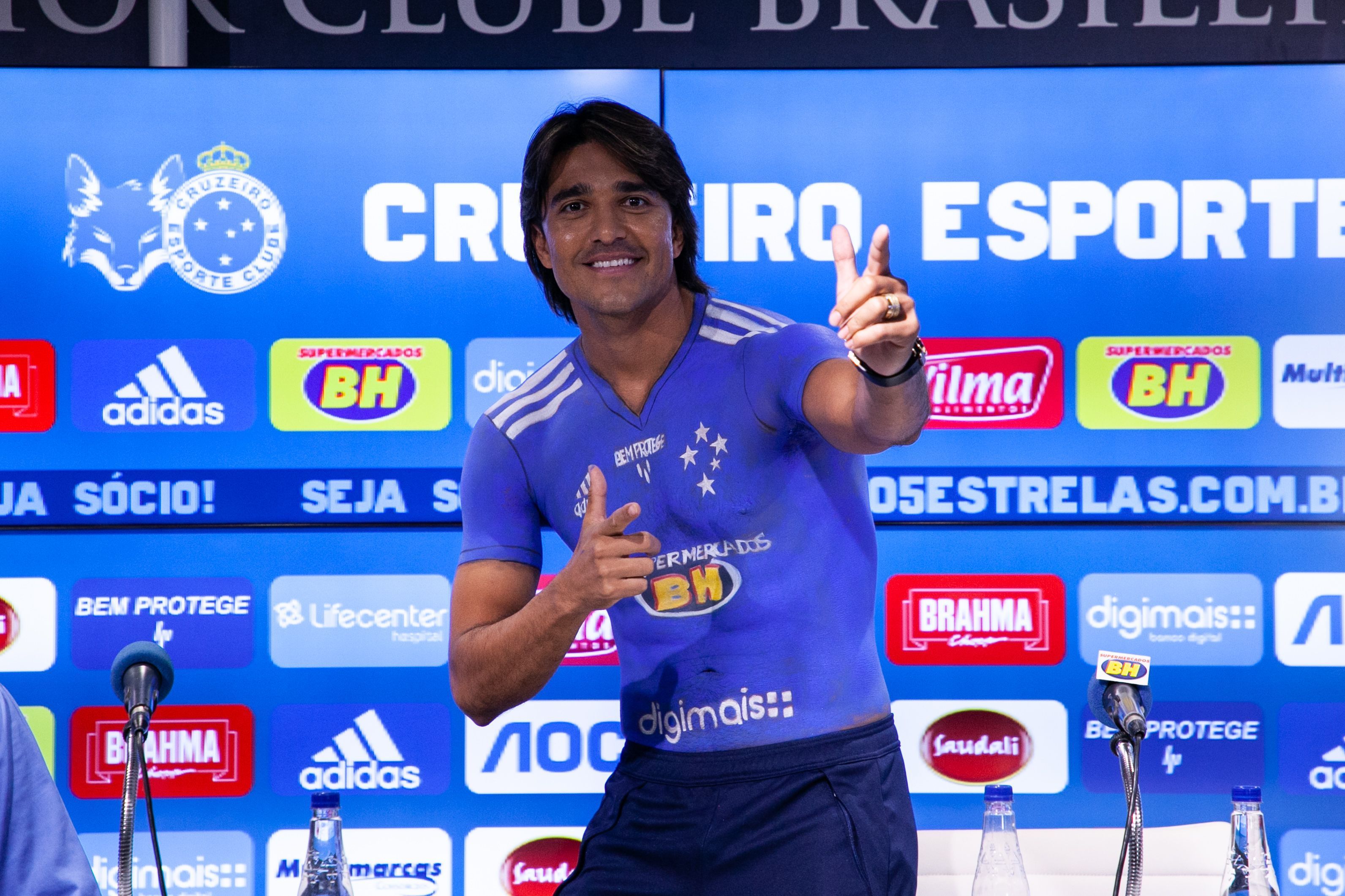 Marcelo Moreno revela quem teve a ideia de pintar camisa do Cruzeiro no corpo