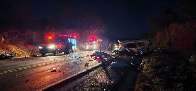 Acidente entre carro e van em Uberlândia deixa quatro mortos