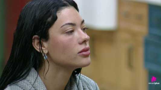Rayane teria empurrado Saory e se jogado no chão no momento da briga