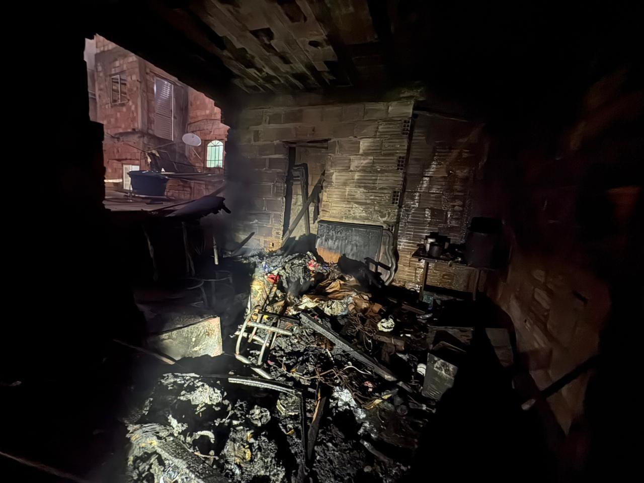 Incêndio destrói casa no bairro Goiânia, em BH; veja imagens