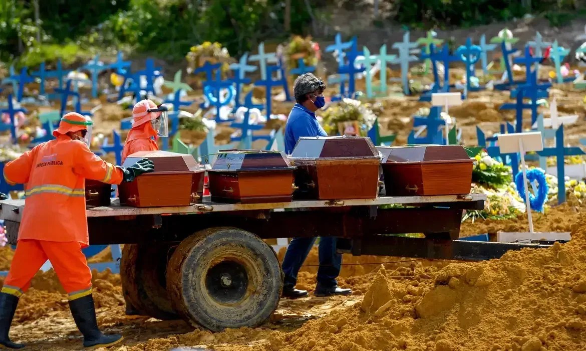 Mortes caem 15,8% no Brasil em 2022; entenda como vacina da Covid-19 contribuiu para queda