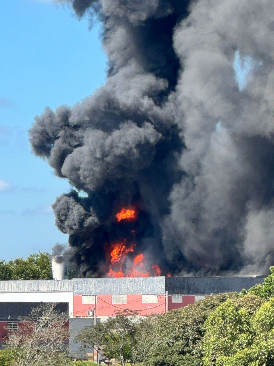 Fábrica de calçados pega fogo em MG: veja imagens