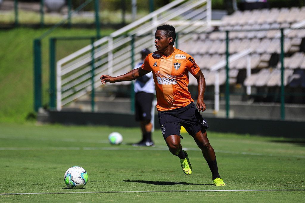 Ex-Atlético, meia Cazares assina com clube da Série B