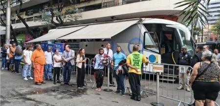 Ônibus do TRE está oferecendo atendimento na Praça Sete