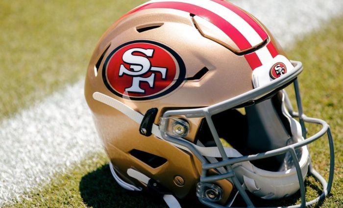 Capacete do San Francisco 49ers em imagem da temporada 2025/2026 da NFL