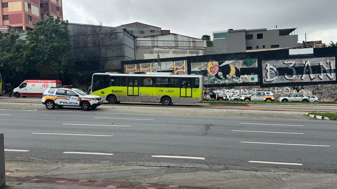 Assalto em ônibus do MOVE gera retenção na avenida Antônio Carlos, em BH