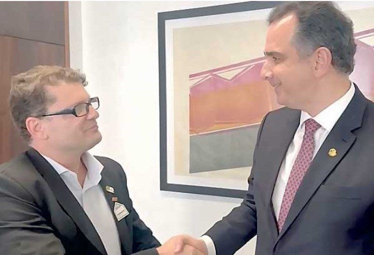 Rodrigo Pacheco recebe representante do SINDIJORI/MG no Senado