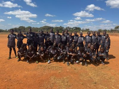 Em nova ação, Santos reforça compromisso com ONG e doa mais uniformes a crianças refugiadas do Malawi