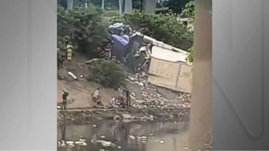 Caminhão com quatro pessoas cai de ponte na Marginal Tietê