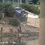 Caminhão com quatro pessoas despenca de ponte na Marginal Tietê e cai em barranco