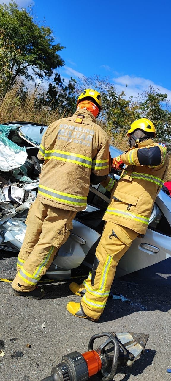 Grave acidente na BR-251 deixa um morto e quatro feridos no Norte de Minas Gerais