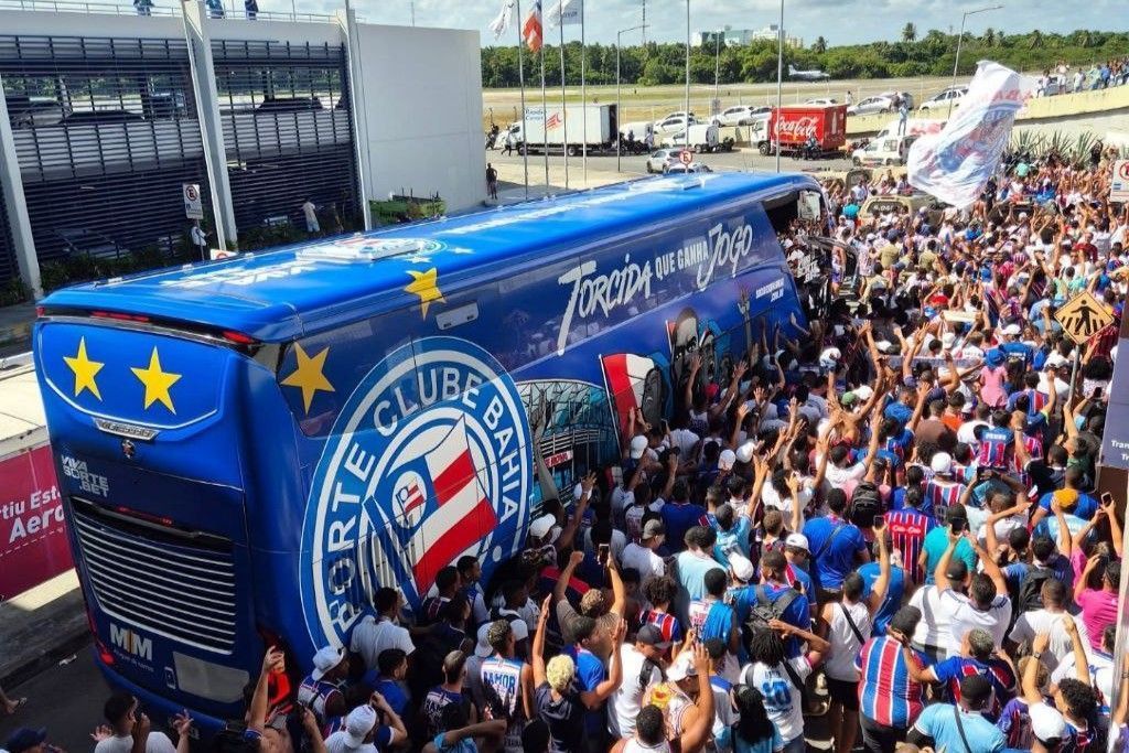 Bahia embarca para estreia na Libertadores com festa da torcida; veja imagens
