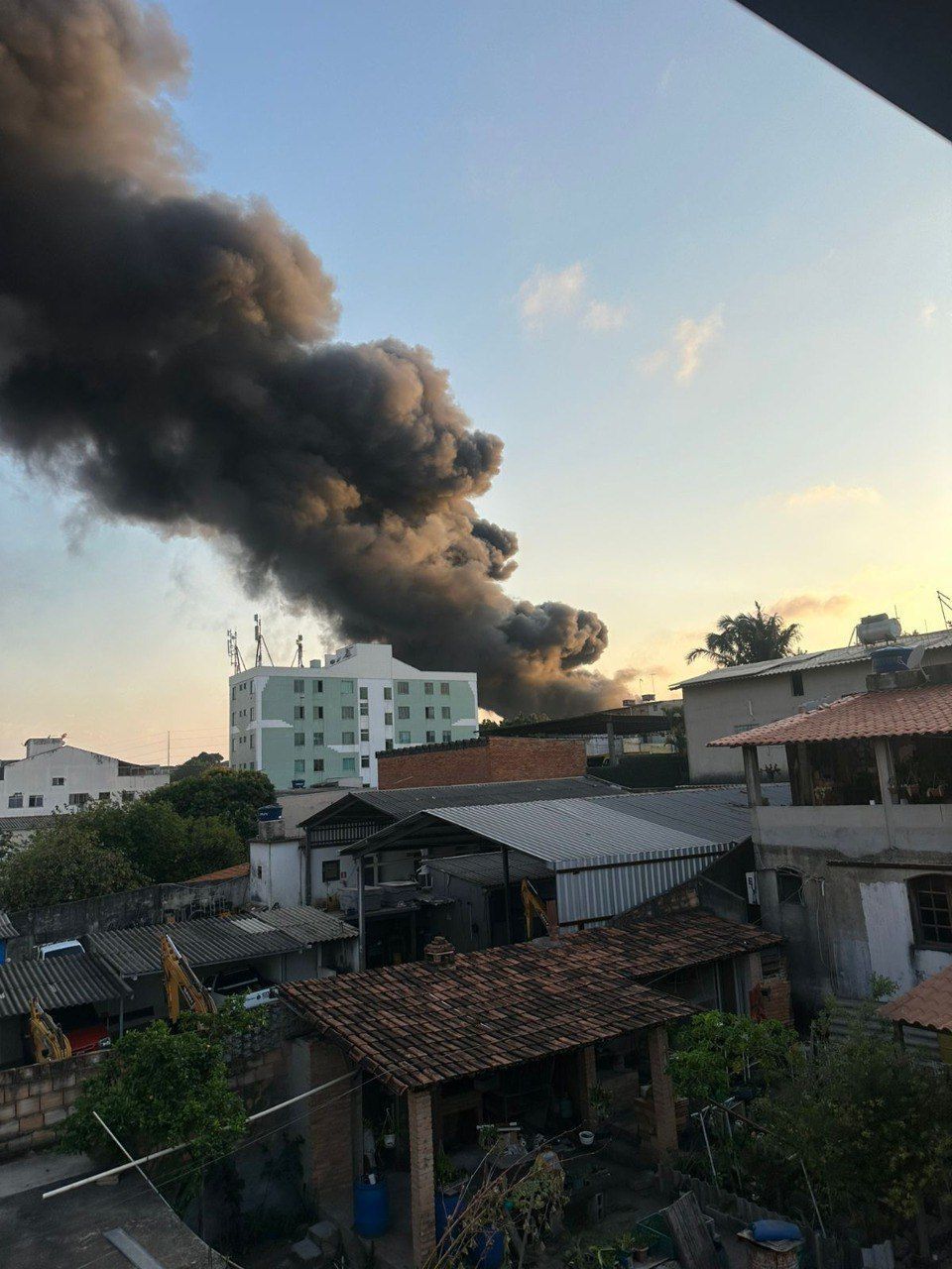 Fumaça preta de incêndio que atingiu empresas em BH 'gera vários gases tóxicos'