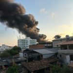 Fumaça preta de incêndio que atingiu empresas em BH 'gera vários gases tóxicos'
