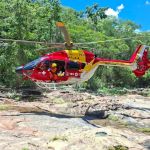 Helicóptero dos bombeiros leva 3 minutos para resgatar homem em cachoeira em MG; vídeo