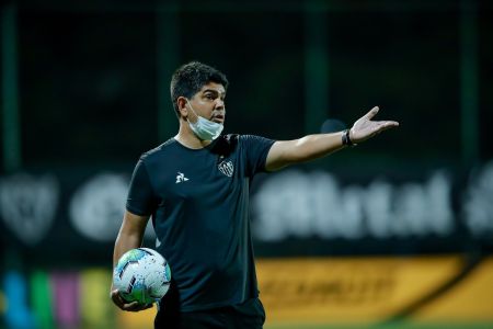 Marcos Valadares quando treinador do sub-20 do Galo