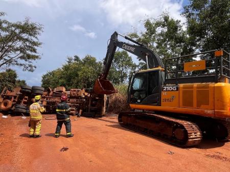 Motorista morre após caminhão-tanque capotar em rodovia no Triângulo Mineiro